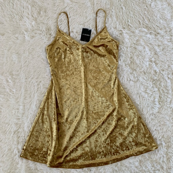 Forever 21 Dresses & Skirts - NWT Forever 21 Velvet like knit dress. L